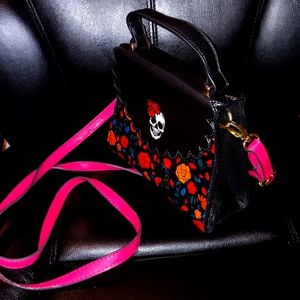 This a cute cross body bag